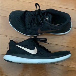 Nike black rose gold sneakers Flex 2017 Run 7.5